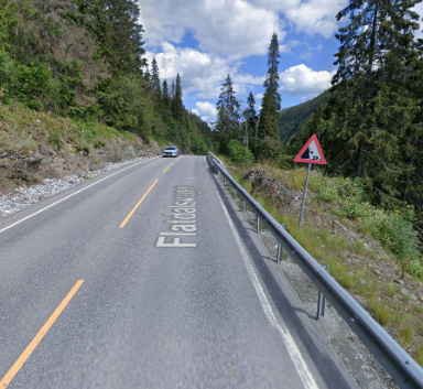 Bilde av rasfare-skiltet ved en fjellside