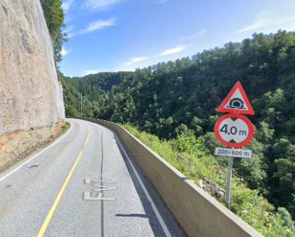Bilde av fare for tunnel-skiltet ved en tunnelåpning