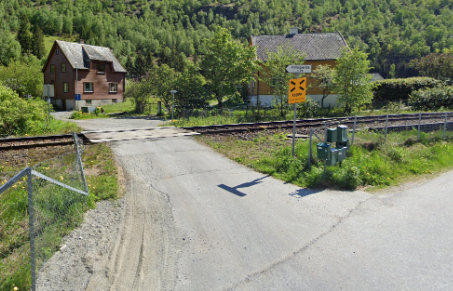 Bilde av planovergang uten bom-skiltet
