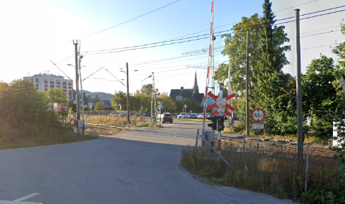 Bilde av jernbanespor flersporet-skiltet ved en planovergang