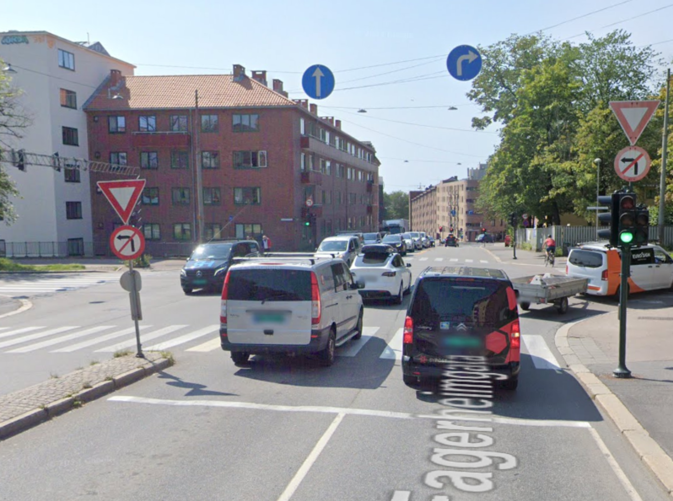 Påbudt kjøreretning rett fram-skiltet ved et kryss