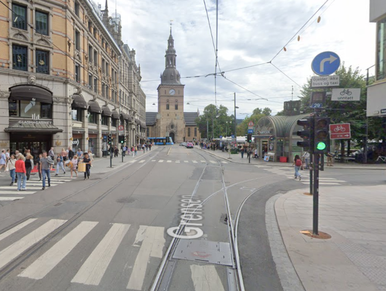 Bilde av påbudt kjøreretning til høyre-skiltet ved et veikryss