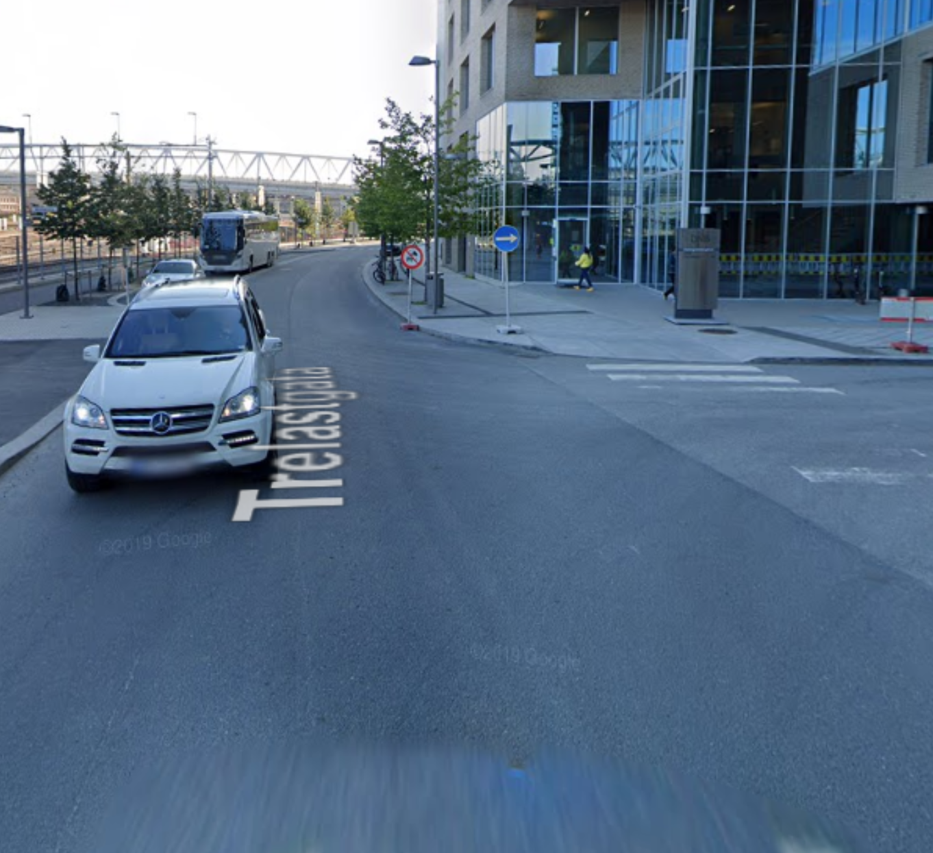 Bilde av påbudt kjøreretning høyre-skiltet