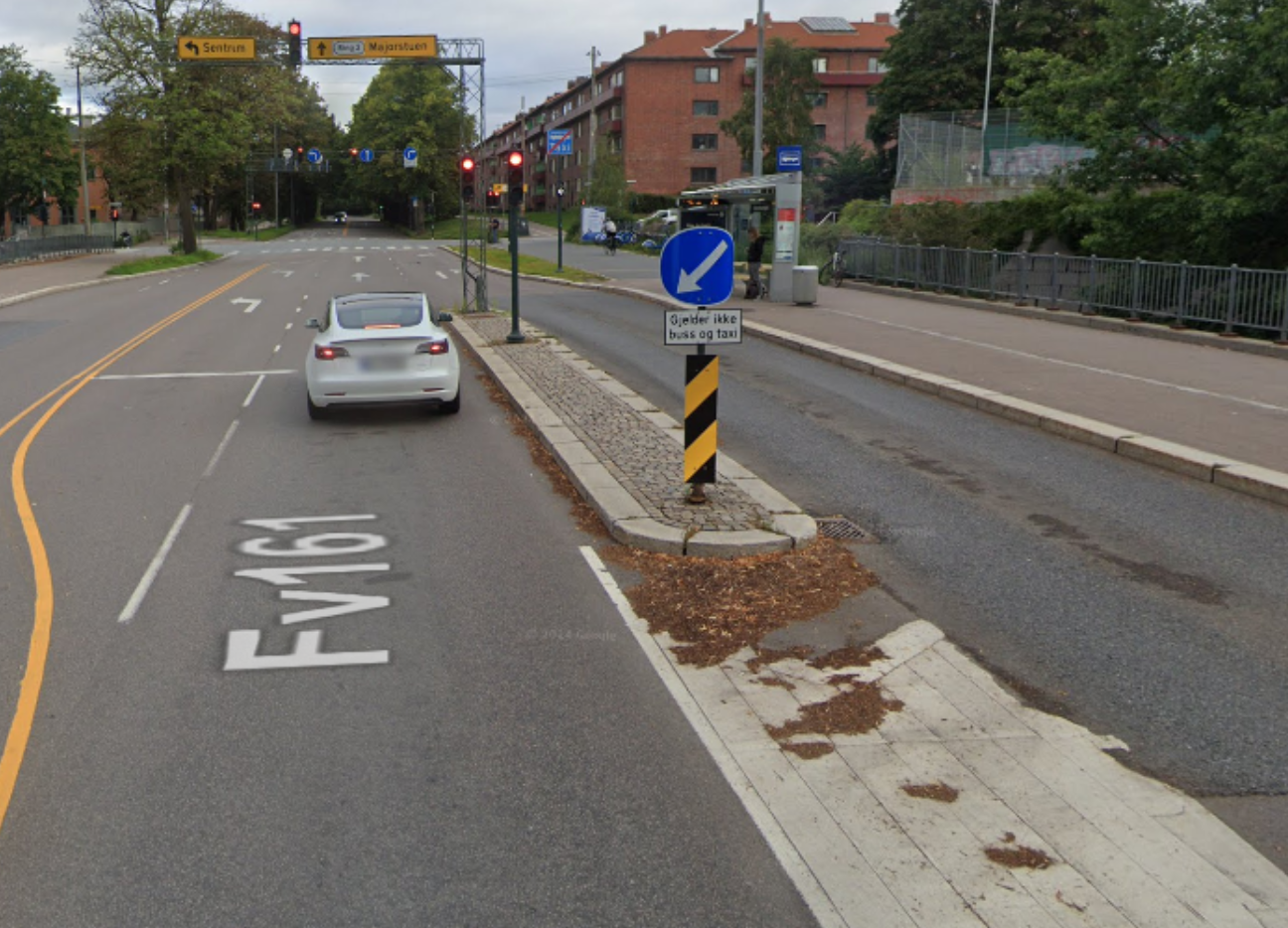 Bilde av påbudt kjørefelt venstre-skiltet ved en trafikkøye