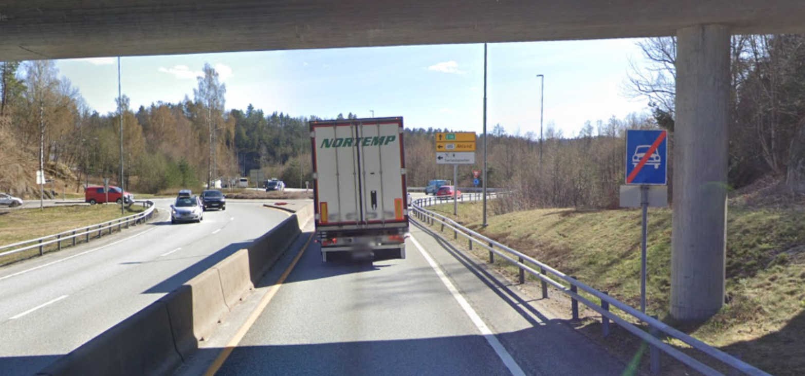 Bilde av slutt på motortrafikkveg-skiltet ved vei