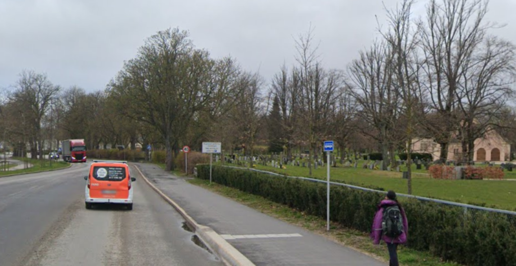 Bilde av Holdeplass for buss-skiltet ved et busskur