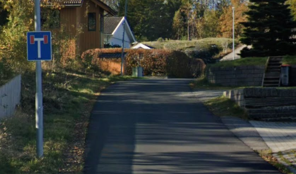 Bilde av blindveg kryssende skiltet ved en stengt avkjørsel