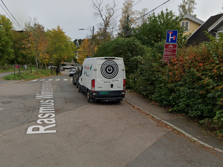 Bilde av blindveg kryssende skiltet ved en stengt avkjørsel