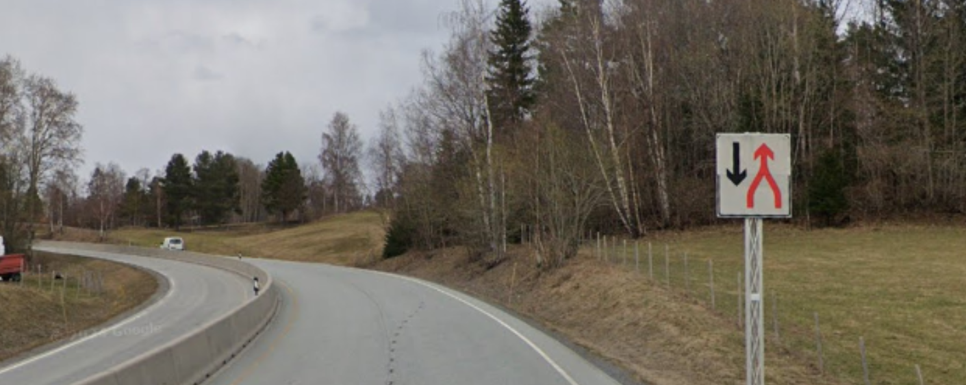 Bilde av sammenfletting-skiltet på vei hvor to felt går sammen