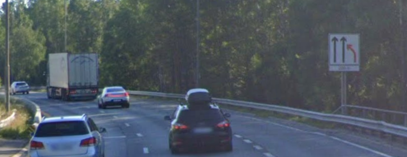 Bilde av kjørefelt slutter-skiltet på motorveg