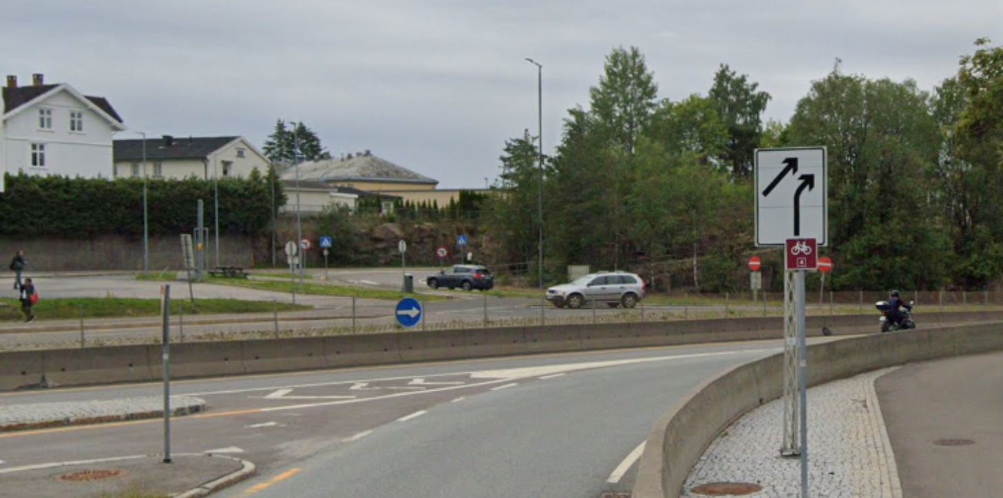 Bilde av påkjøring fortsetter i eget kjørefelt-skiltet