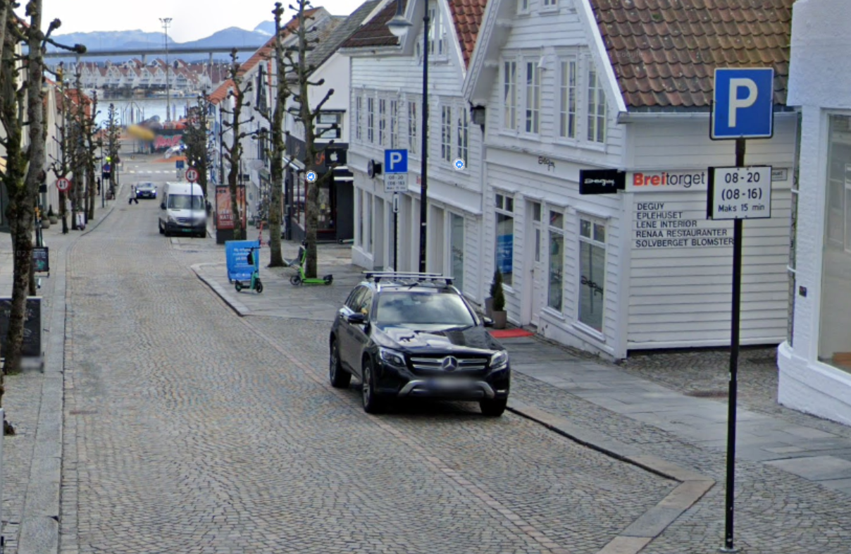 Parkering-skiltet ved veikant