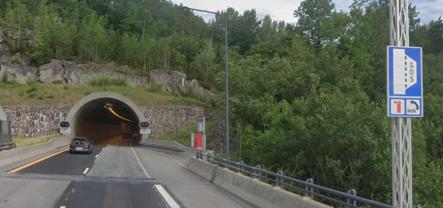 Bilde av havarilomme-skiltet i tunnel