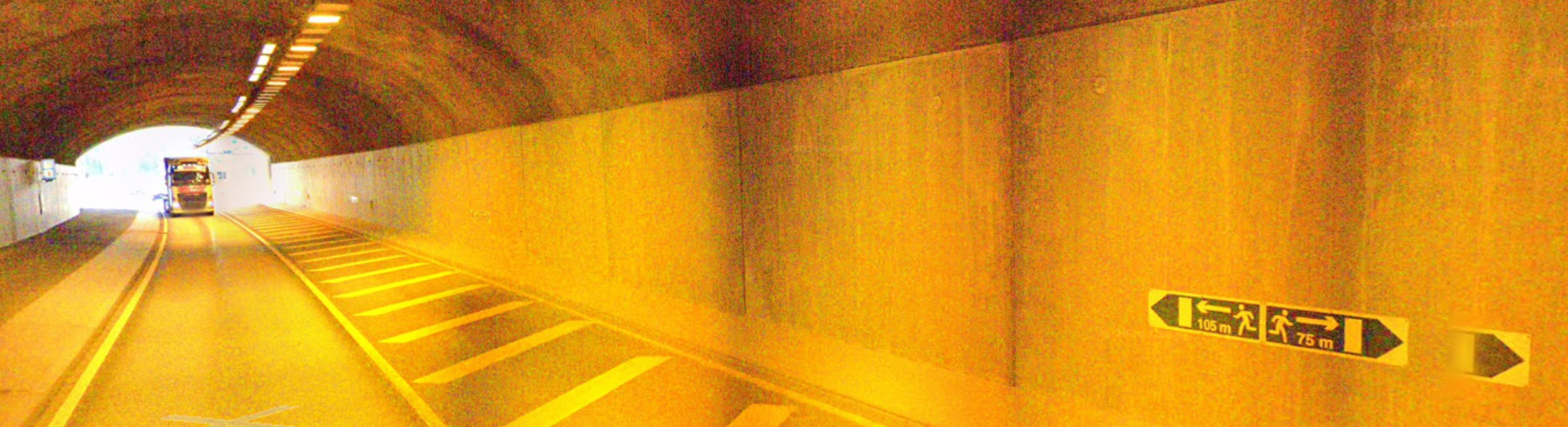 Bilde av retning og avstand til nødutgang-skiltet i tunnel