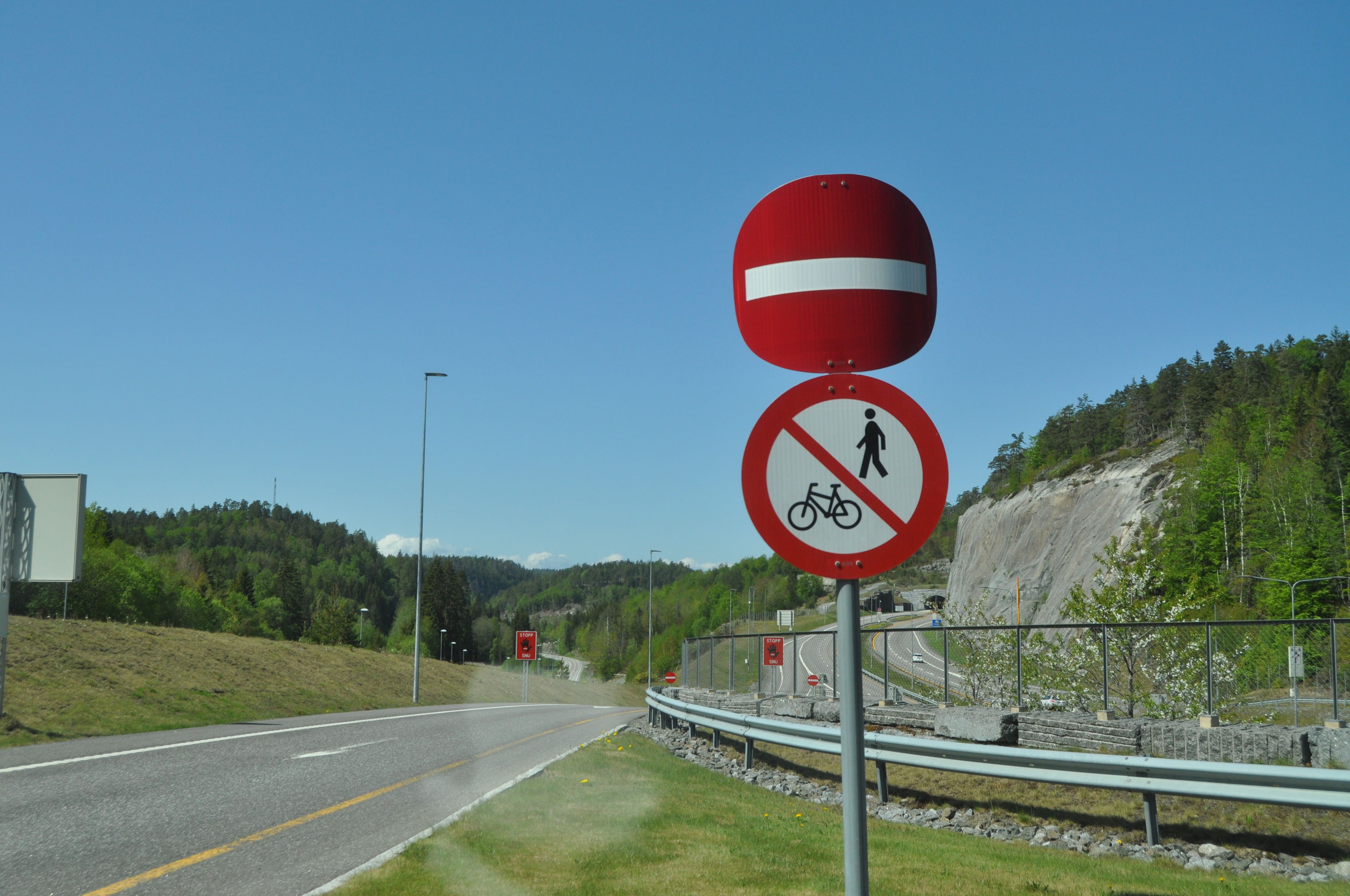 Bilde av et innkjøring forbudtskilt på et retardasjonsfelt