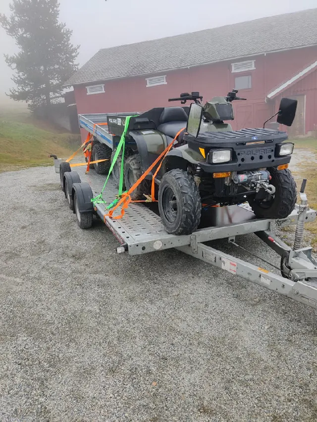 En henger som har en ATV med en henger oppå seg
