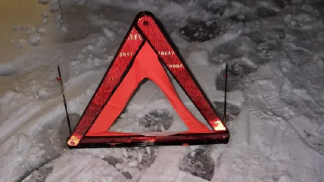 En varseltrekant som ligger i biler og skal brukes for å varsle andre før de kommer til ulykkestedet