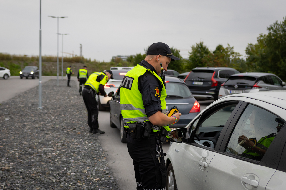 Politimann som gir bot til sjåfør