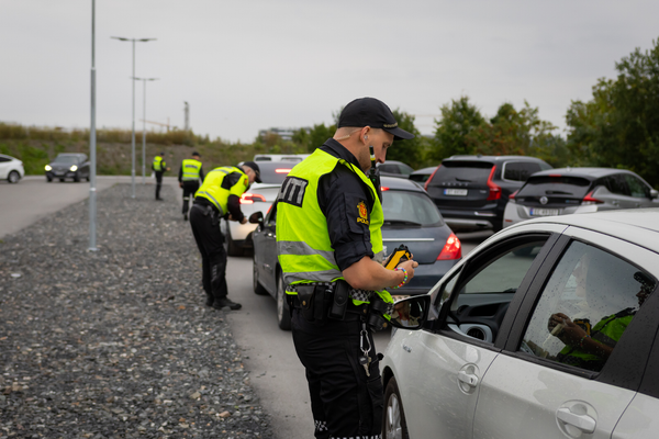 Politimann som gir bot til sjåfør