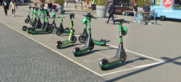 Bilde av parkeringsplass for liten elektrisk motorvogn