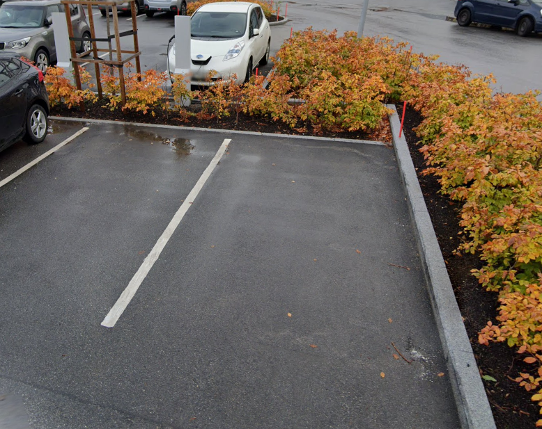 Bilde av et parkeringsfelt uten endemarkering.