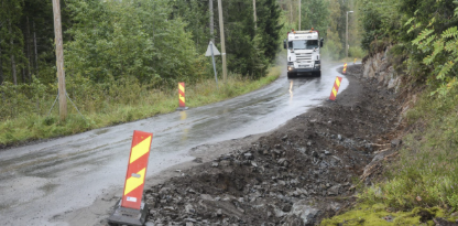 The dangerous shoulder warning sign before roadworks