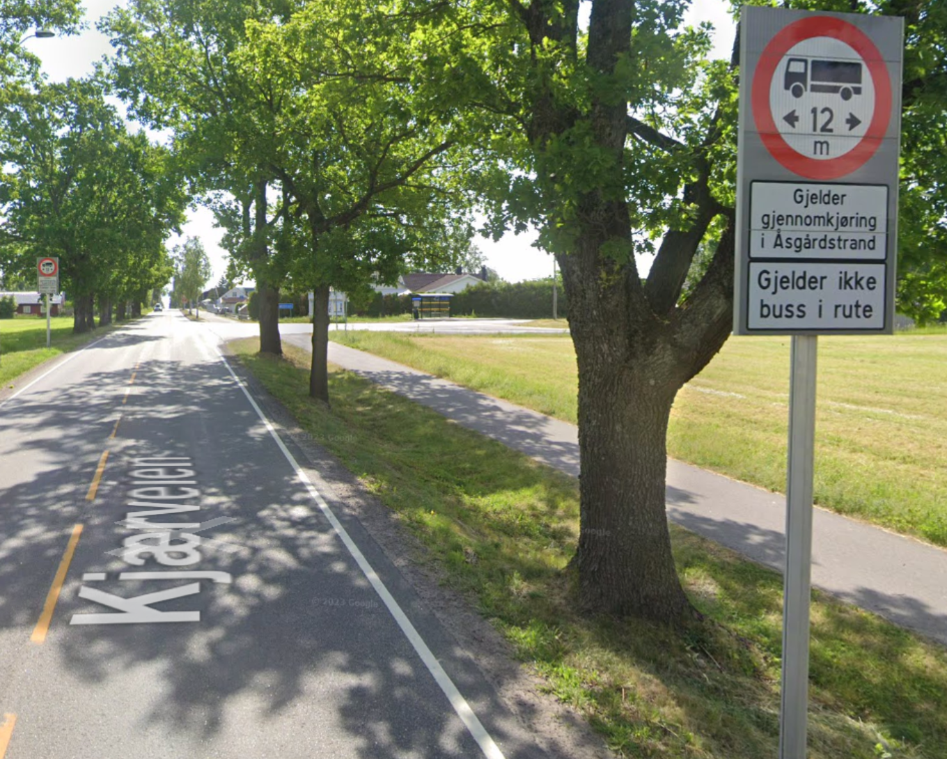 Bilde av et lengdegrenseskilt på 12 meter som gjelder gjennomkjøring i Åsgårdstrand