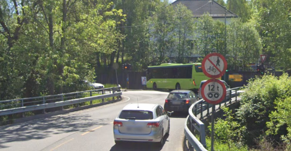 Bilde av et boggilastgrenseskilt pågrunn av bru