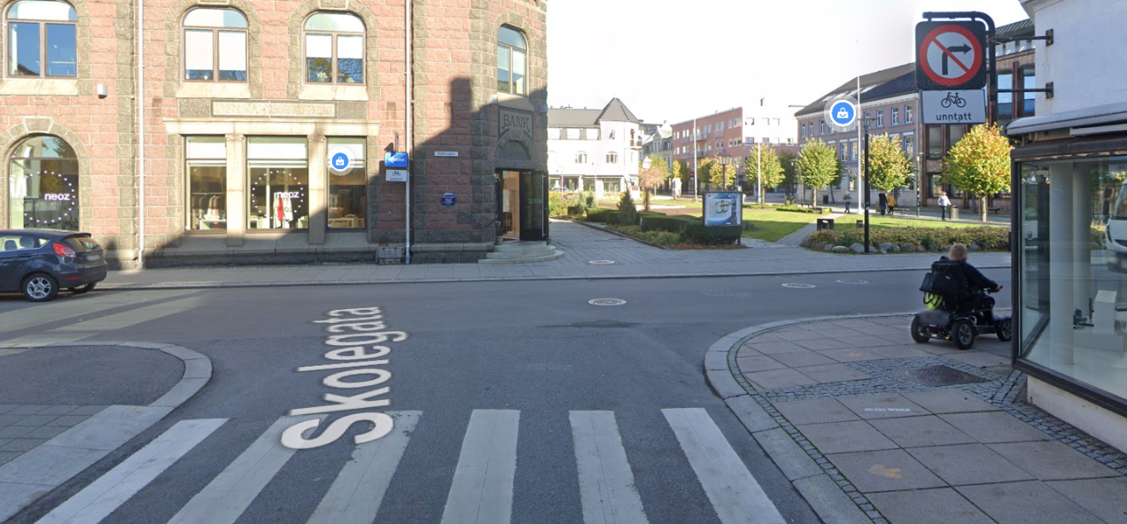 Bilde av et svingforbud til høyre skilt