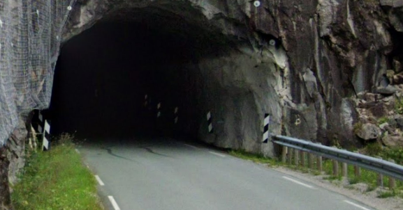 Tunnelmarkering på venstre side av tunnelen