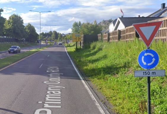 Distance subsidiary sign with a roundabout sign