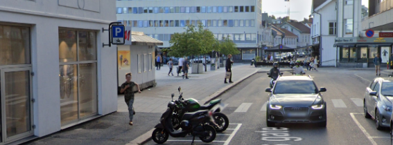 Parkering for tohjuls motorsykkel og tohjuls moped