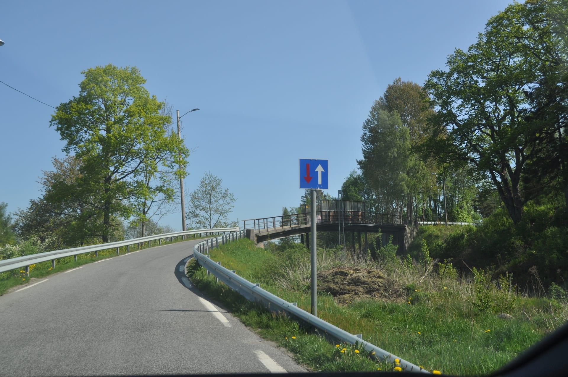 Sign showing that oncoming traffic must give way